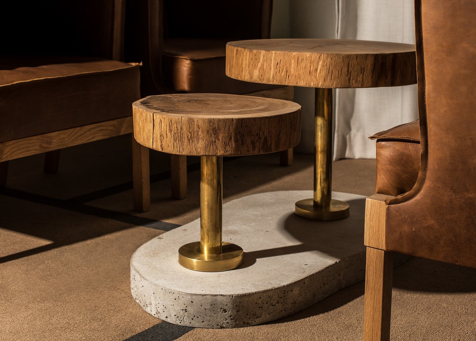 Keeping with the principles of organic architecture, few materials were used. Here, leather, brass, oak, and concrete create a natural and warm setting.