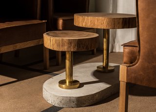 Keeping with the principles of organic architecture, few materials were used. Here, leather, brass, oak, and concrete create a natural and warm setting.