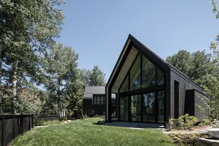 The program is pushed to the property edges to screen adjacent neighbors and directs framed views to a large central courtyard. 