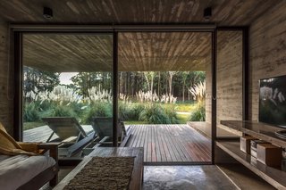 Casa Bosque sits on a sloping dune along the shore of the Argentine coast.