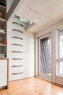 An Angled Cabin in British Columbia Makes an Ideal Island Retreat - Photo 3 of 5 -