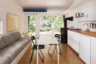 An Angled Cabin in British Columbia Makes an Ideal Island Retreat - Photo 4 of 5 -