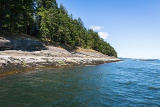 An Angled Cabin in British Columbia Makes an Ideal Island Retreat - Photo 5 of 5 -