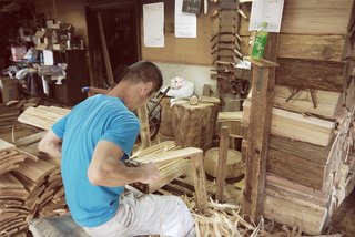 From the foresters, to the woodcutters, to the carpenters, and finally to the host, the townspeople have been integral to the life of the Yoshino Cedar House. Here, a worker is seen splitting and preparing cedar planks for use.
