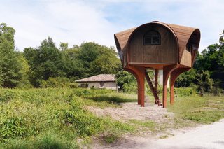 Le Haut Perché Offers Free Shelter For Hikers in the Rustic Countryside of Bordeaux - Photo 2 of 4 -
