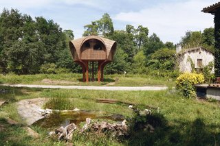 Le Haut Perché Offers Free Shelter For Hikers in the Rustic Countryside of Bordeaux - Photo 1 of 4 -