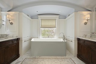 With a small footprint of 55" long by 30" wide, Purescape 327B freestanding acrylic bathtub has an ergonomically designed deep interior, which ensures a comfortable full-body soak. The modern, clean-lines are softened by rounded corners, providing design flexibility for any bathroom aesthetic.