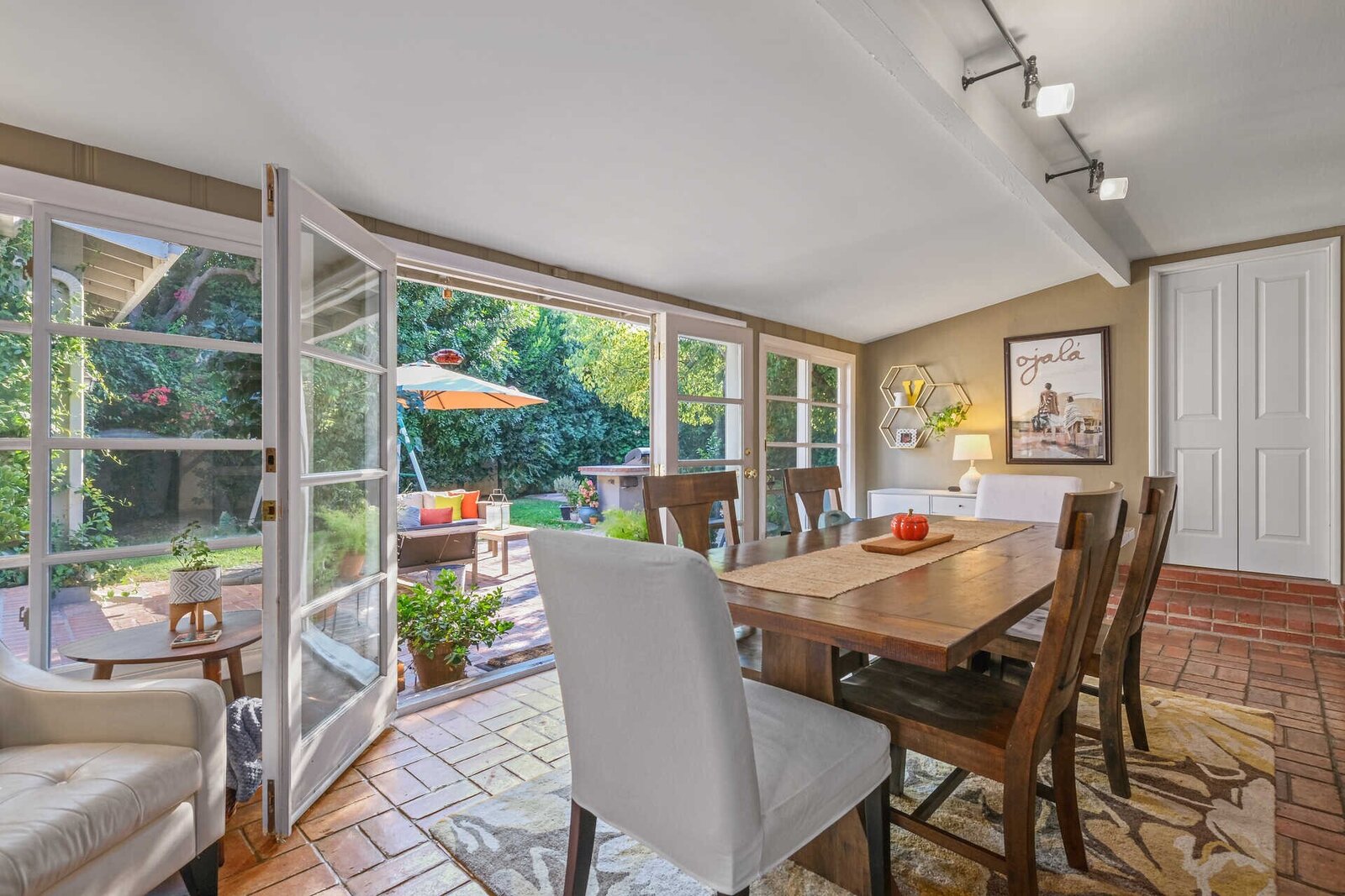 Photo 3 of 4 in A Look Inside a Sherman Oaks Oasis by Luxury Homes ...