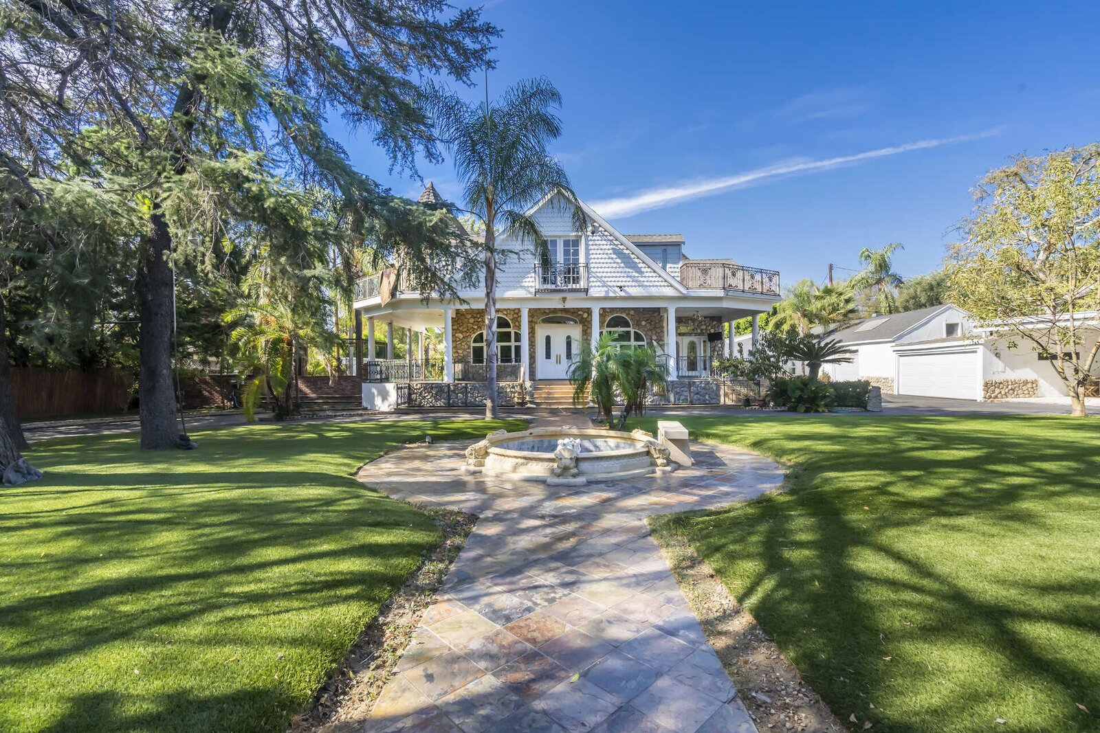 A Landmark Estate Comes to Market in LA’s Valley Village (6 Photos) Dwell