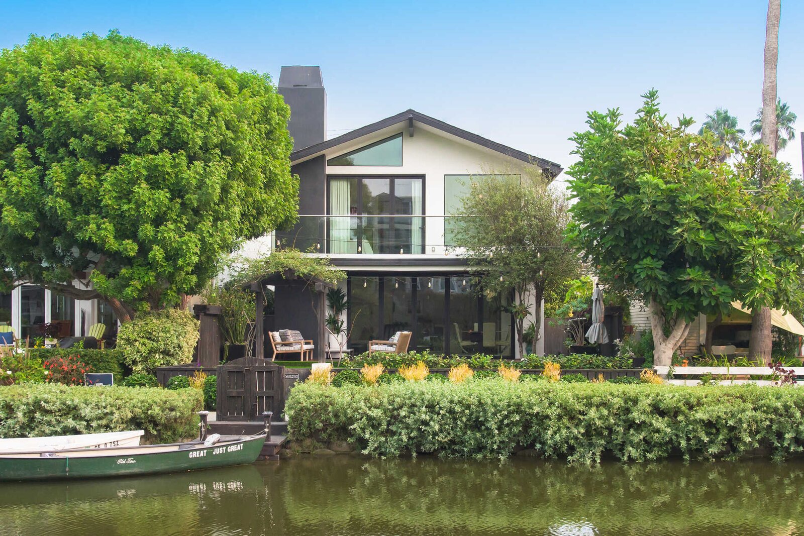 Photo 1 of 11 in A Look Inside A Remodeled Abode Situated Along LA’s