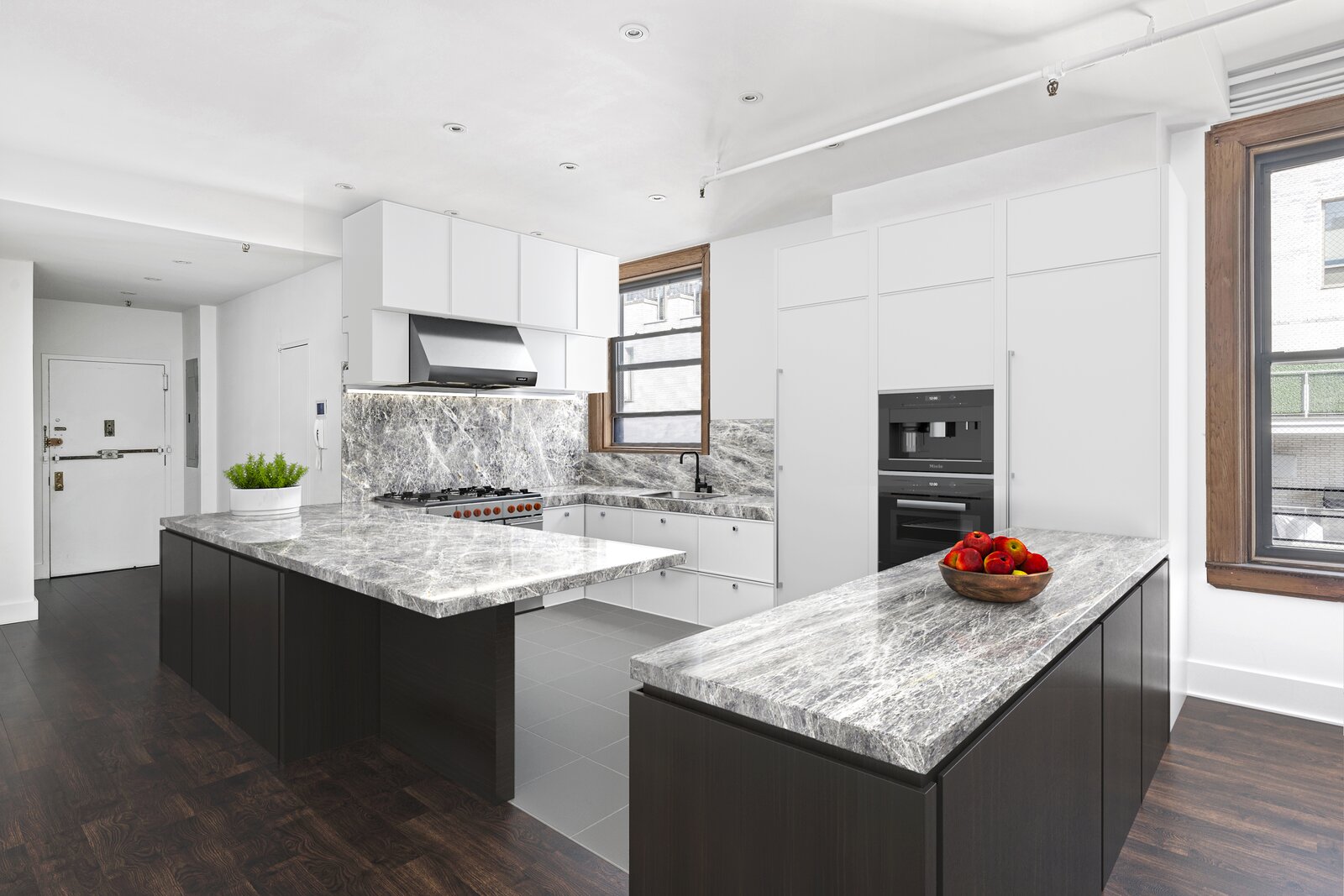 Photo 12 of 14 in A Sprawling, Sun-Drenched Loft in NYC's Noho by ...