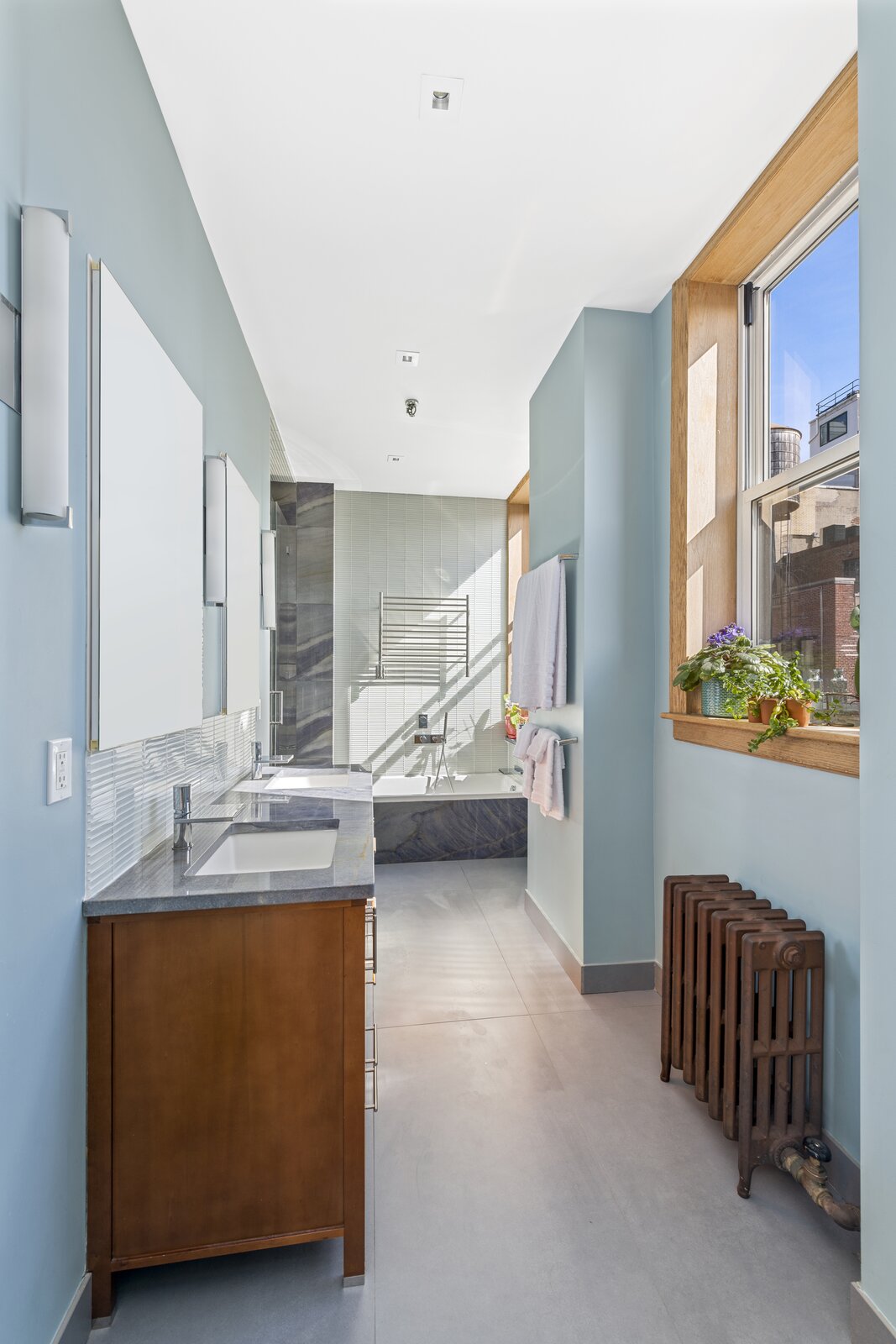 Photo 10 of 14 in A Sprawling, Sun-Drenched Loft in NYC's Noho by ...