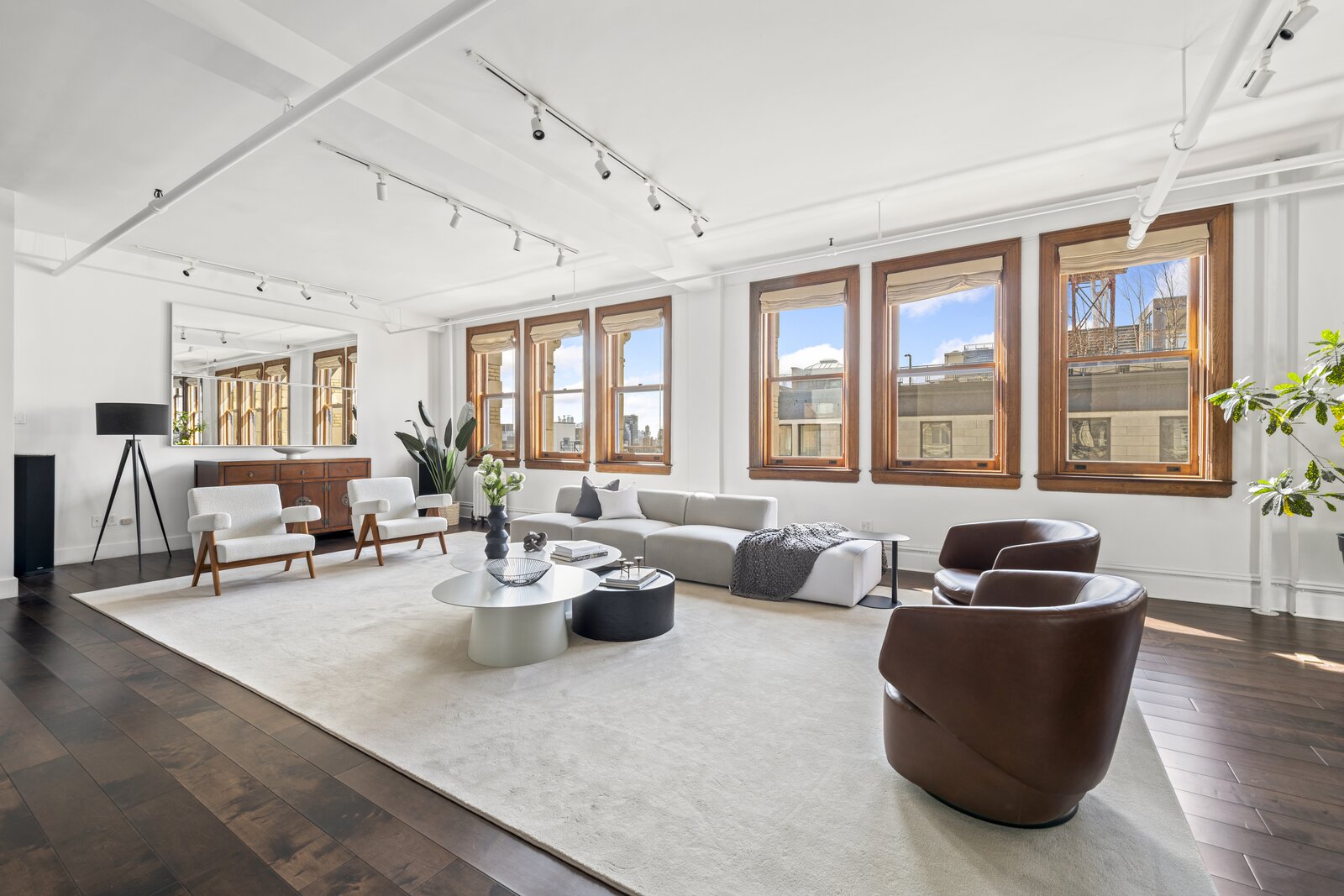 Photo 5 of 14 in A Sprawling, Sun-Drenched Loft in NYC's Noho by Luxury ...