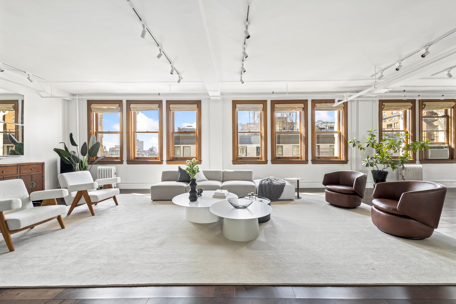Photo 4 of 14 in A Sprawling, Sun-Drenched Loft in NYC's Noho by Luxury ...