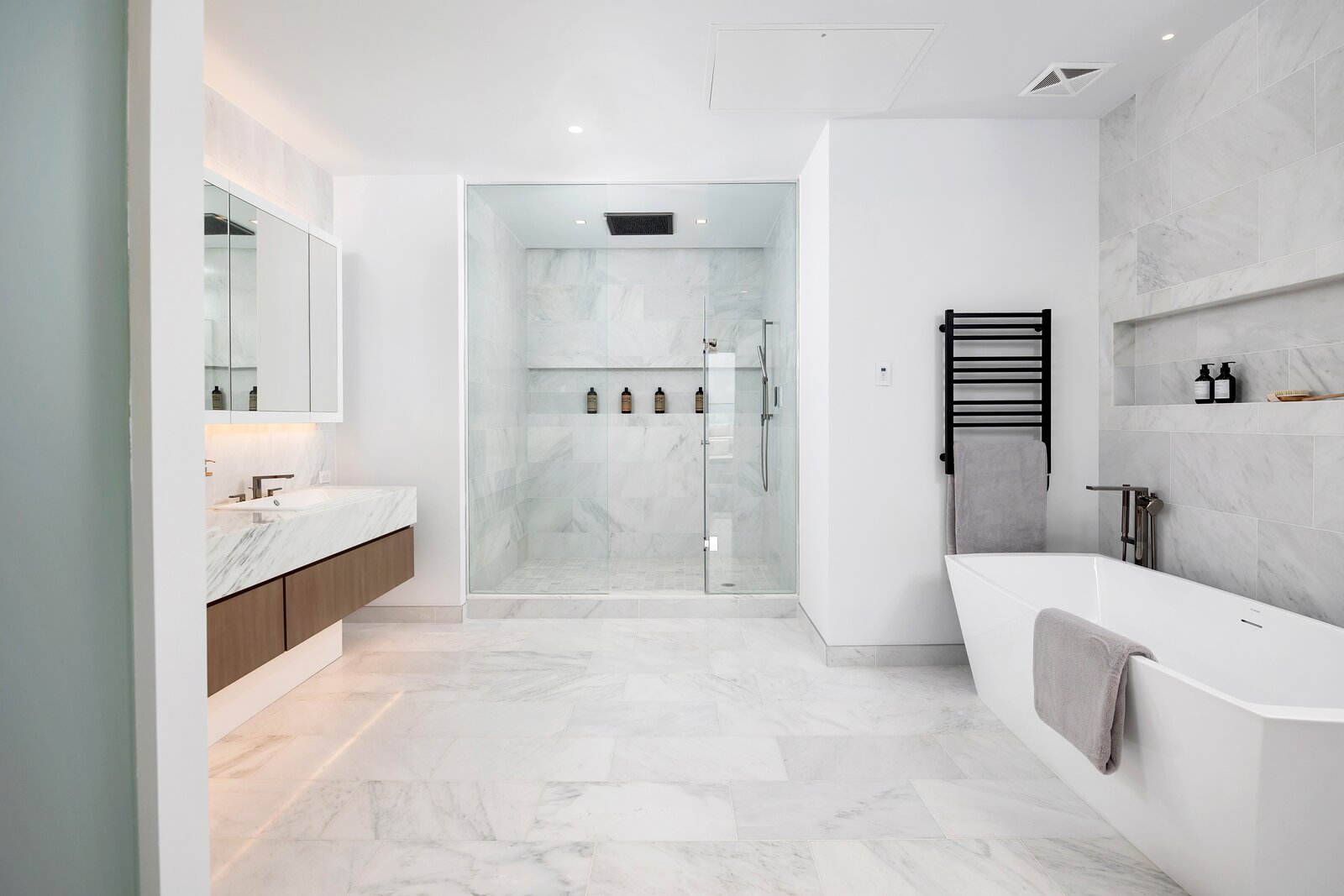 3br-Penthouse w/ jacuzzi incl at Lake View - Rentberry - Lake Kiss Property Penthouse View Apartment