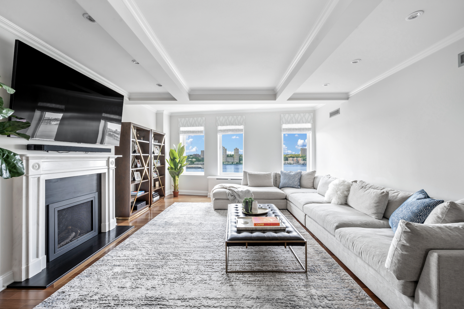 Photo 5 of 6 in Luxury Living at Its Finest: An Exquisite Home in ...