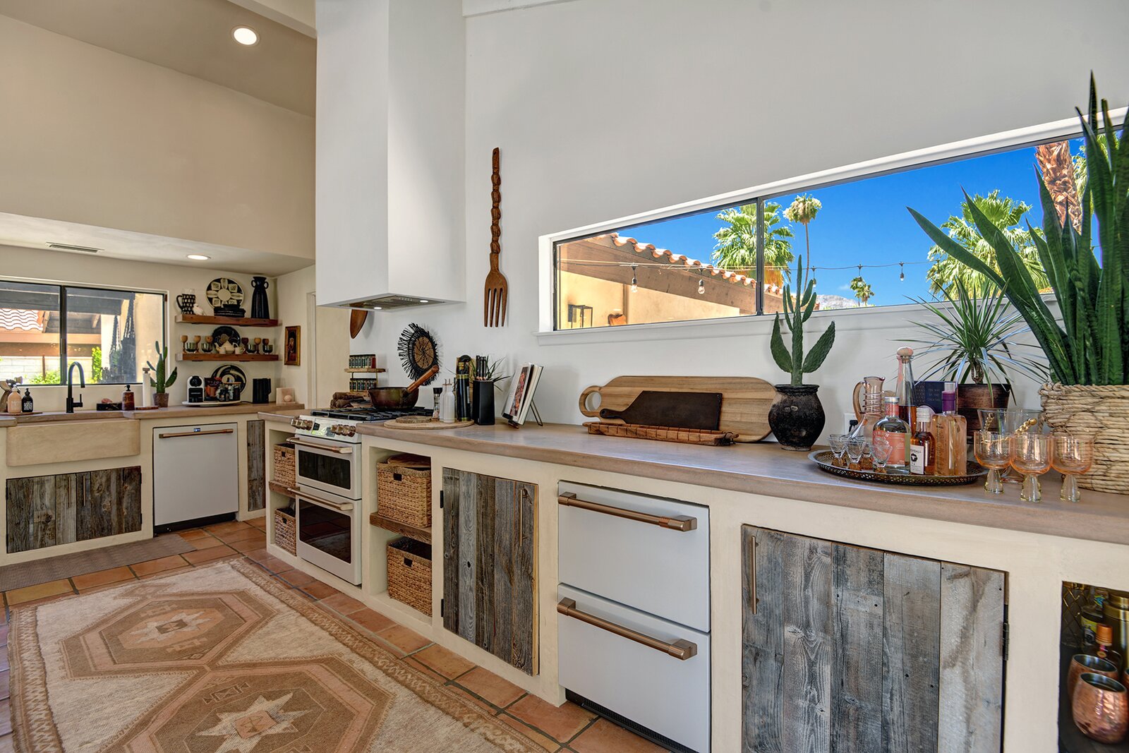 Photo 8 of 10 in Where Desert Serenity Meets Artistic Chic by Luxury ...