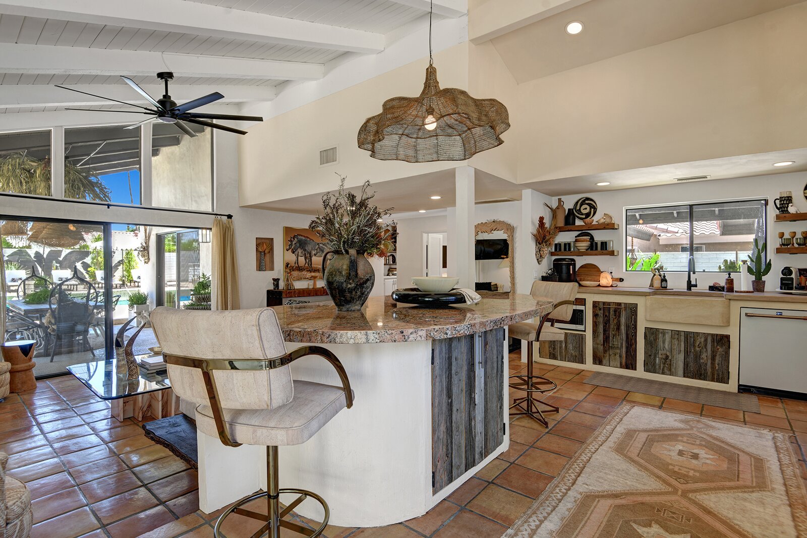 Photo 7 of 10 in Where Desert Serenity Meets Artistic Chic by Luxury ...
