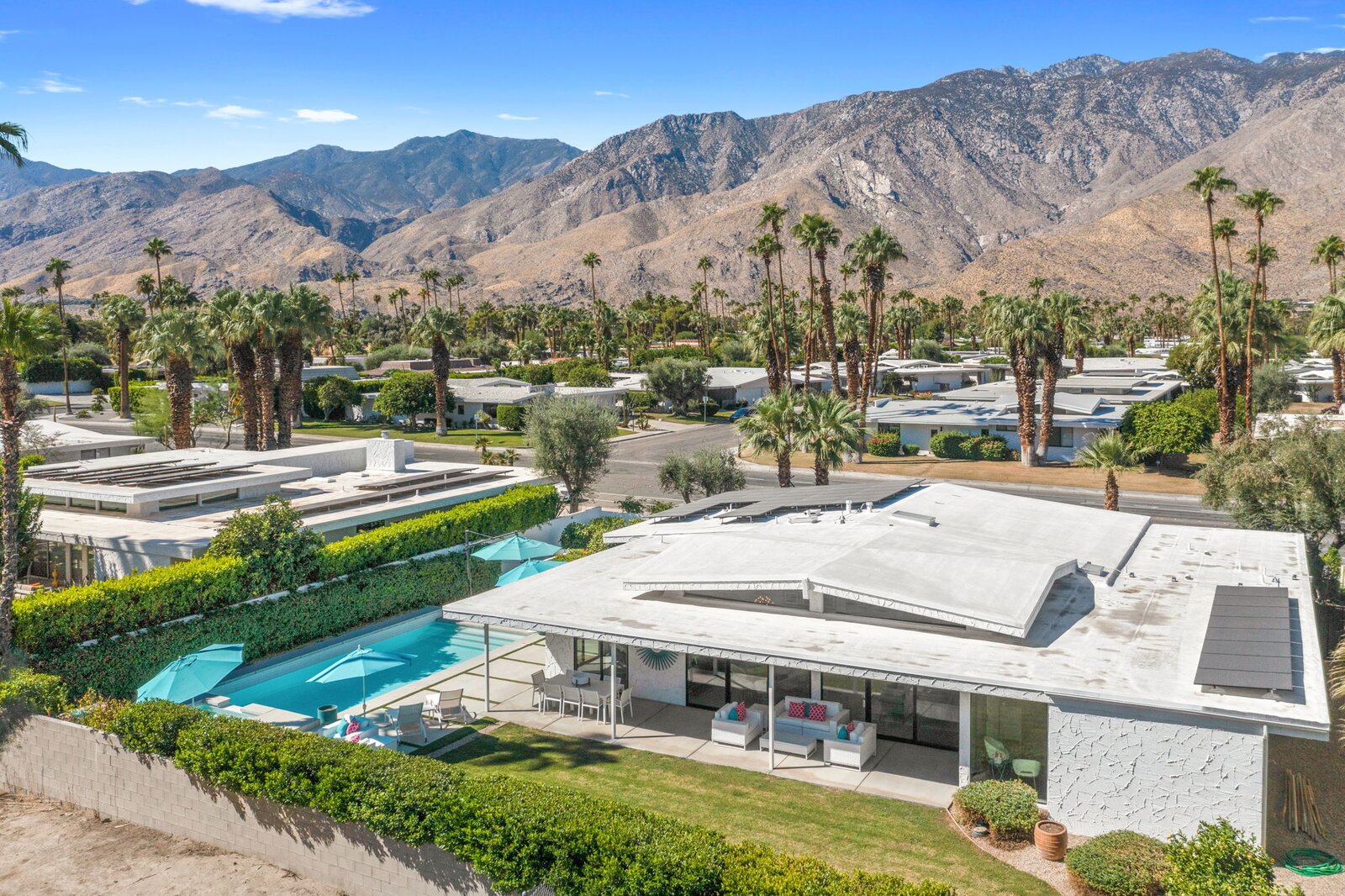Photo 2 of 26 in Look Inside This Canyon Estates Abode in the Heart of Palm Springs by Luxury