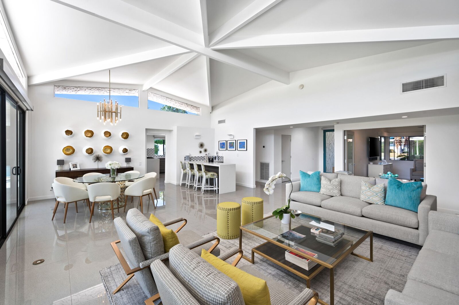 Photo 3 of 26 in Look Inside This Canyon Estates Abode in the Heart of Palm Springs by Luxury