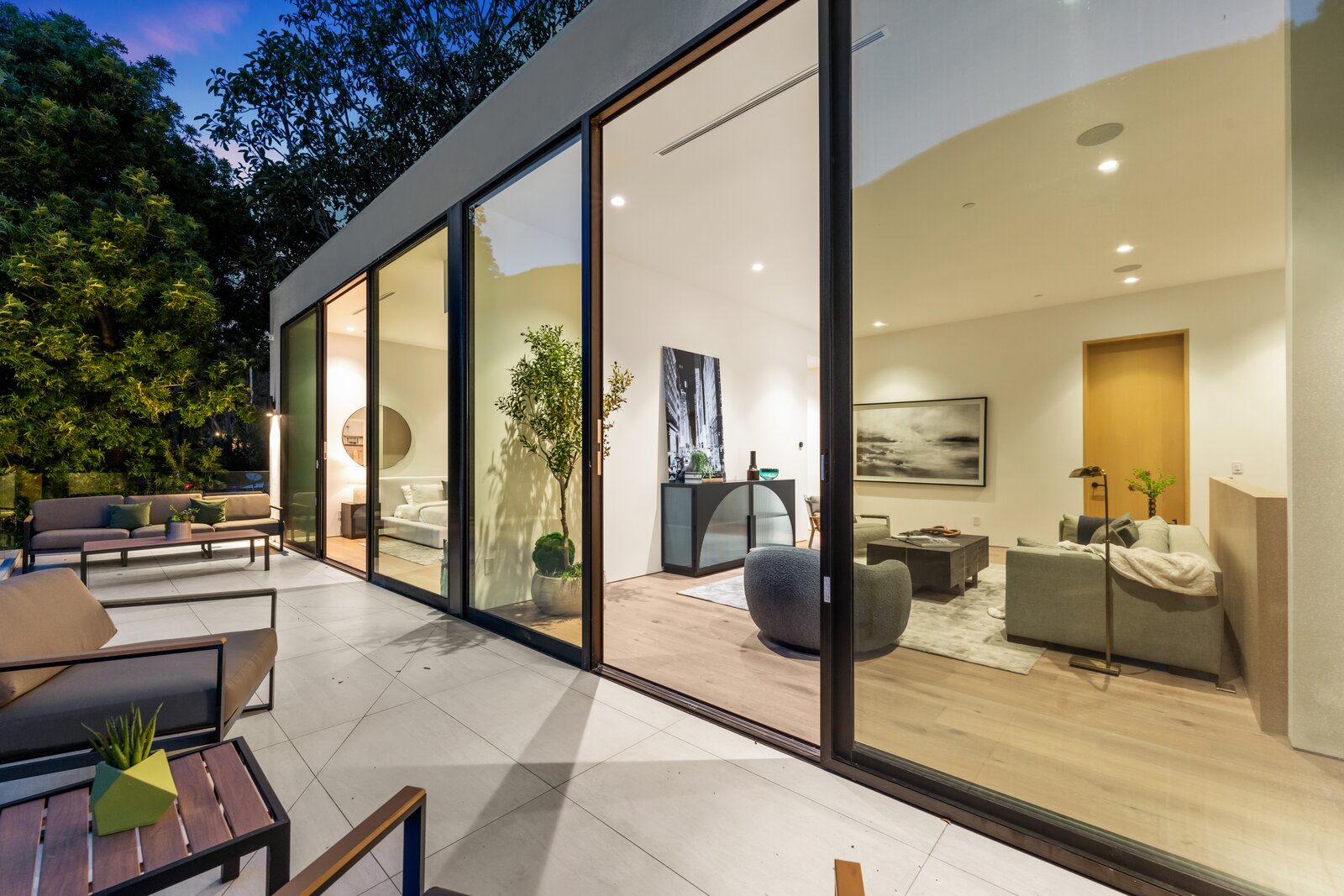 Photo 16 of 35 in Modern Luxury Redefined in Bel Air by Luxury Homes