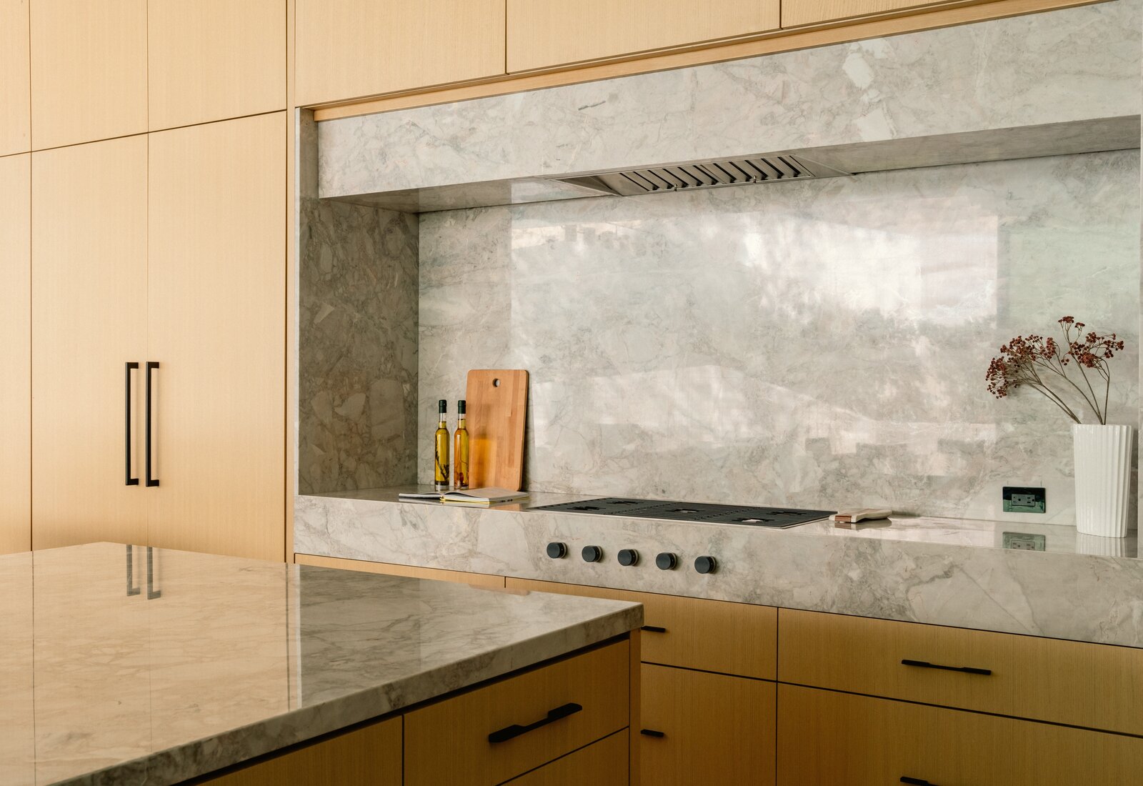 Photo 8 of 28 in Embracing Modern Luxury in Bel Air by Luxury Homes ...