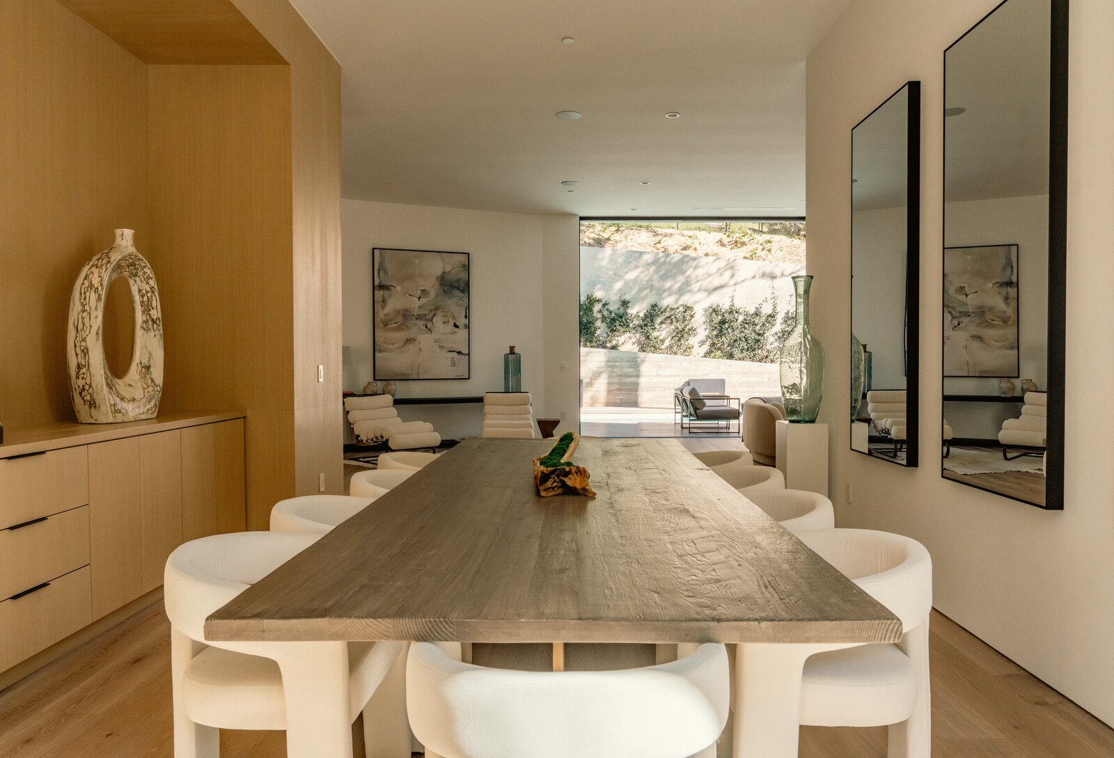 Photo 10 of 28 in Embracing Modern Luxury in Bel Air by Luxury Homes ...