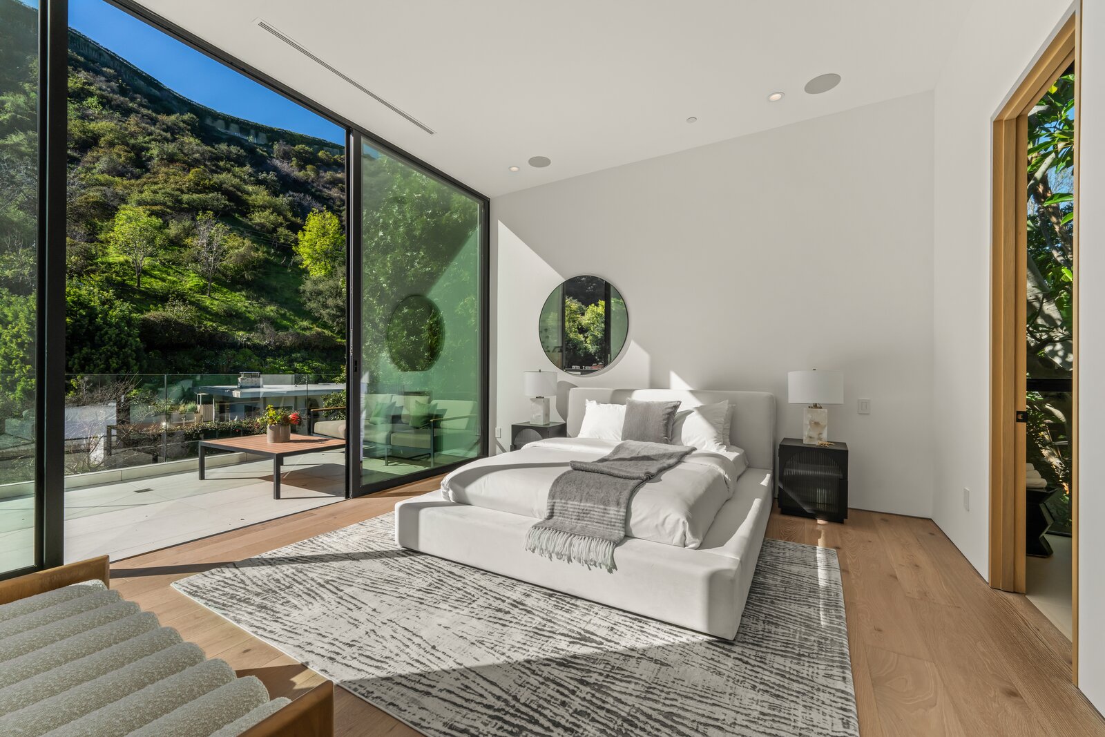 Photo 17 of 28 in Embracing Modern Luxury in Bel Air by Luxury Homes