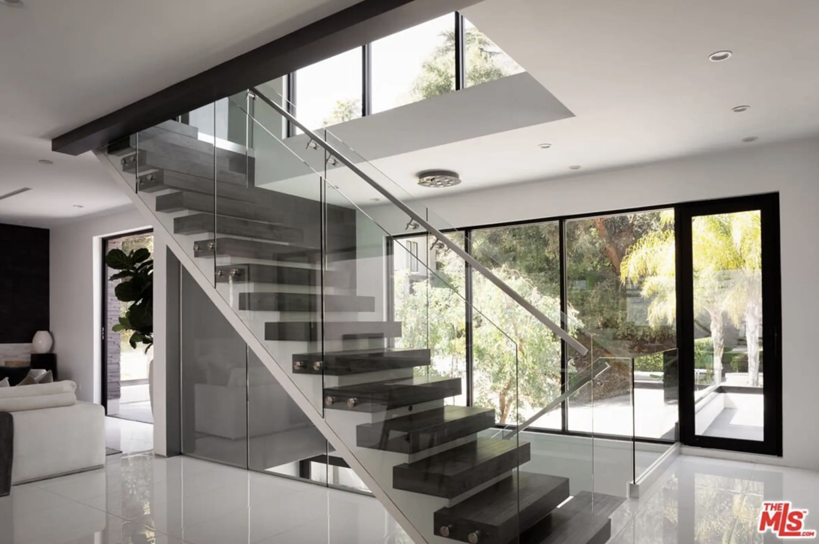 Photo 6 of 13 in Quintessential Southern California Living: Inside this ...