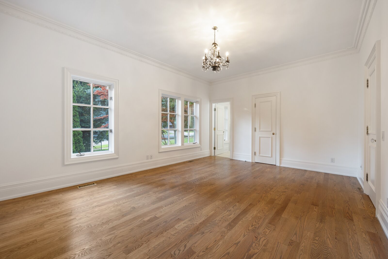 Photo 11 of 22 in Discover Luxury Living in Toronto Estate by Luxury ... - Toronto Elite High End Living