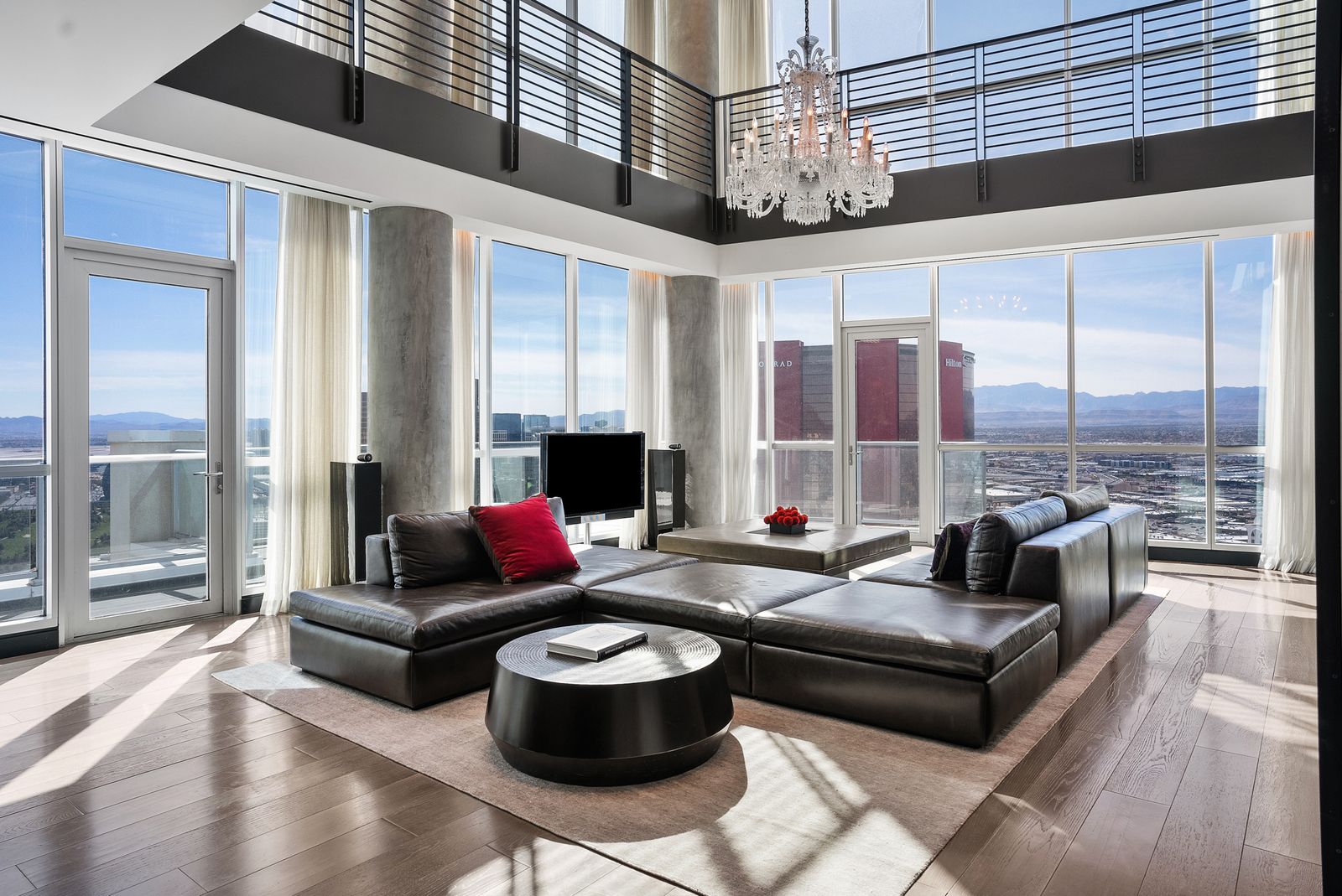 Photo 3 of 28 in Sky-High Luxury: Penthouse Living on the Las Vegas ...