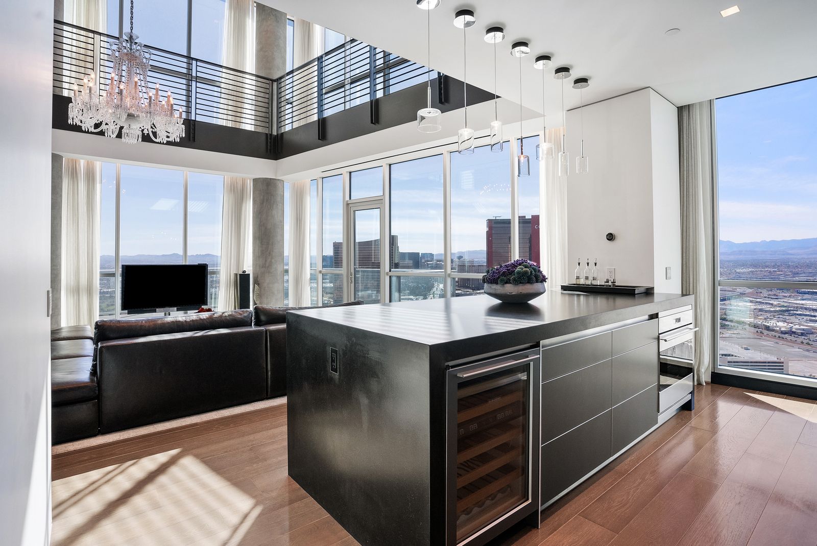 Photo 5 of 28 in Sky-High Luxury: Penthouse Living on the Las Vegas ...