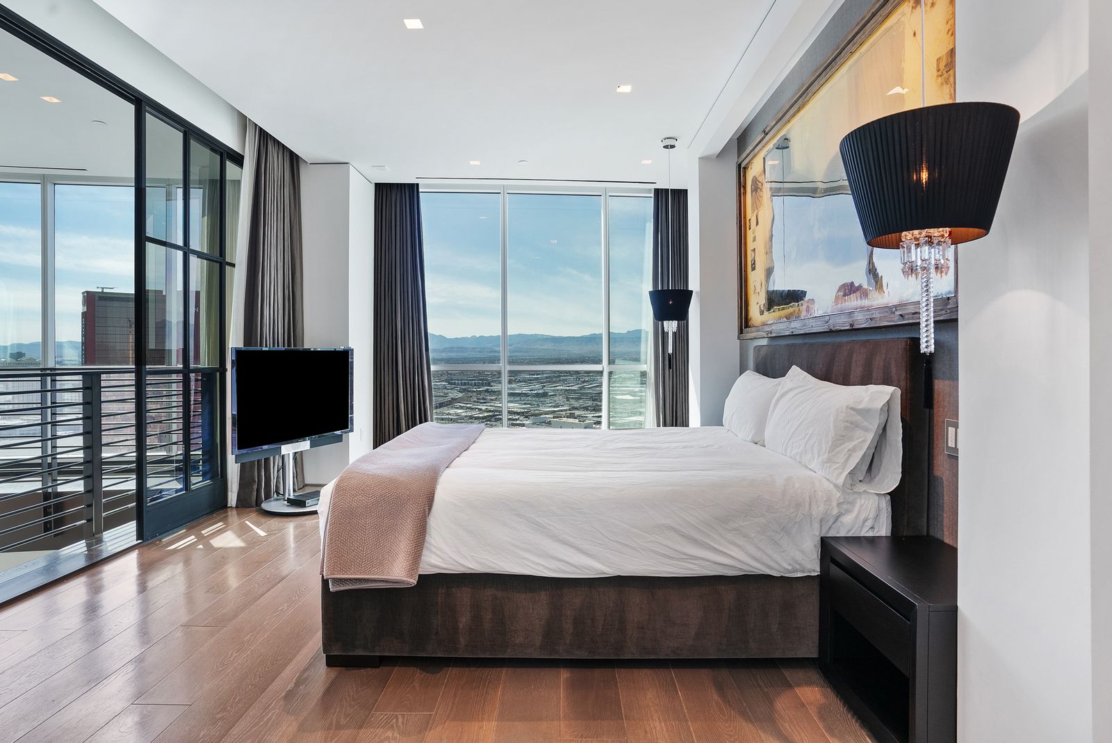 Photo 10 of 28 in Sky-High Luxury: Penthouse Living on the Las Vegas ... - Stunning Vegas Penthouse Condos