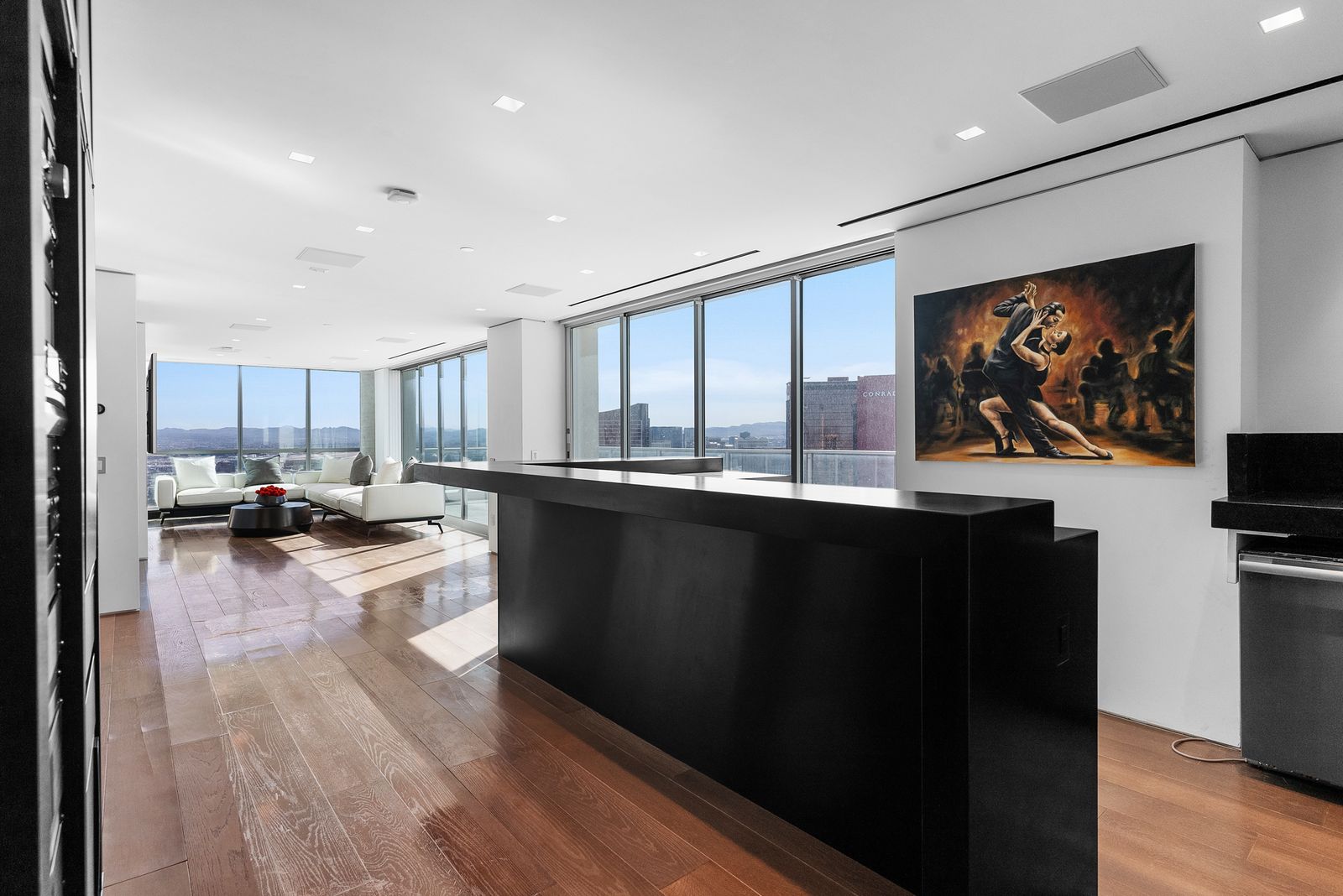 Photo 18 of 28 in Sky-High Luxury: Penthouse Living on the Las Vegas ...