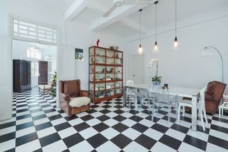 Close to Singapore’s main downtown shopping street, Orchard Road is a commodious 2,500-square-foot apartment with black-and-white checkered tile floors and comfy leather armchairs. It brings elements from Singapore’s colonial past into the present.