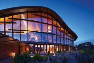 This Modern Tasmanian Resort Reflects the Natural Forms Surrounding It - Photo 6 of 9 -