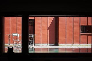 Red Tin House That Makes the Most of Space and Light - Photo 3 of 9 -