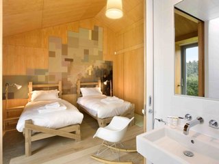 Take a Modern British Holiday in a Gleaming Cantilevered Barn - Photo 9 of 10 -