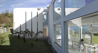 An Architect's Big “Little Cottage” That You Can Rent on the South Coast of Cornwall - Photo 6 of 10 -