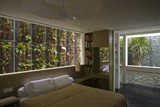 This Modern Home in Singapore Is a Living Urban Jungle - Photo 9 of 12 -