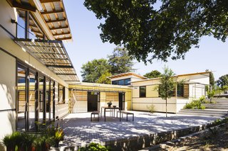 On a north-sloping site in Palo Alto, California, three distinct volumes are jointed in this residence to create an internally-focused private courtyard that sits adjacent to a mature stand of live oak trees.