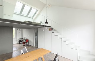 This compact London apartment designed by joiner Roger Hynam and architects Silvia Ullmayer and Allan Sylvester has a fully retractable mechanical skylight that opens and closes automatically when its sensors detect rain or excessive wind.