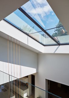 dSPACE Studio transformed a 1970s-style Chicago residence into a bright, open, and stylish home with an expansive 20-foot skylight that presents views of the surrounding neighborhood. 