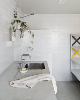 Stay in a Riverside Vacation Home That Embraces the Australian Bush - Photo 9 of 12 -