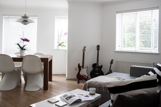 8 Stylish London Apartments - Photo 4 of 8 - The two architects who live in this North London flat used a mostly white color scheme and well-chosen accessories to create a home with a touch of Nordic warmth and a splash of Italian sophistication.