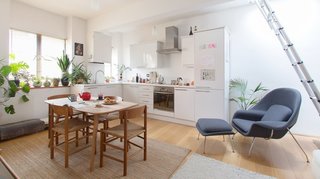 8 Stylish London Apartments - Photo 8 of 8 - The predominantly white color scheme and the quality of natural light in Zeitgeist – a cozy one-bedroom holiday rental apartment in Shoreditch, gives this holiday apartment a peaceful, Zen-like aura. 