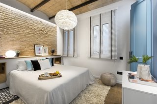 A Smart Layout Maximizes Space in This Compact Urban Beach Apartment in Barcelona - Photo 4 of 10 -
