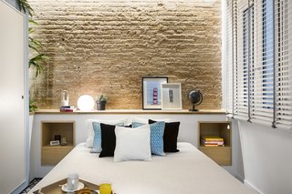 A Smart Layout Maximizes Space in This Compact Urban Beach Apartment in Barcelona - Photo 6 of 10 -