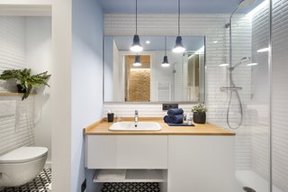 A Smart Layout Maximizes Space in This Compact Urban Beach Apartment in Barcelona - Photo 7 of 10 -