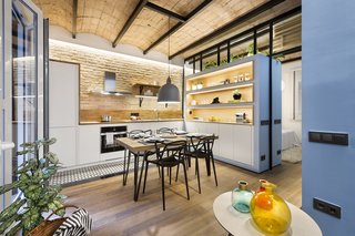 A Smart Layout Maximizes Space in This Compact Urban Beach Apartment in Barcelona - Photo 8 of 10 -